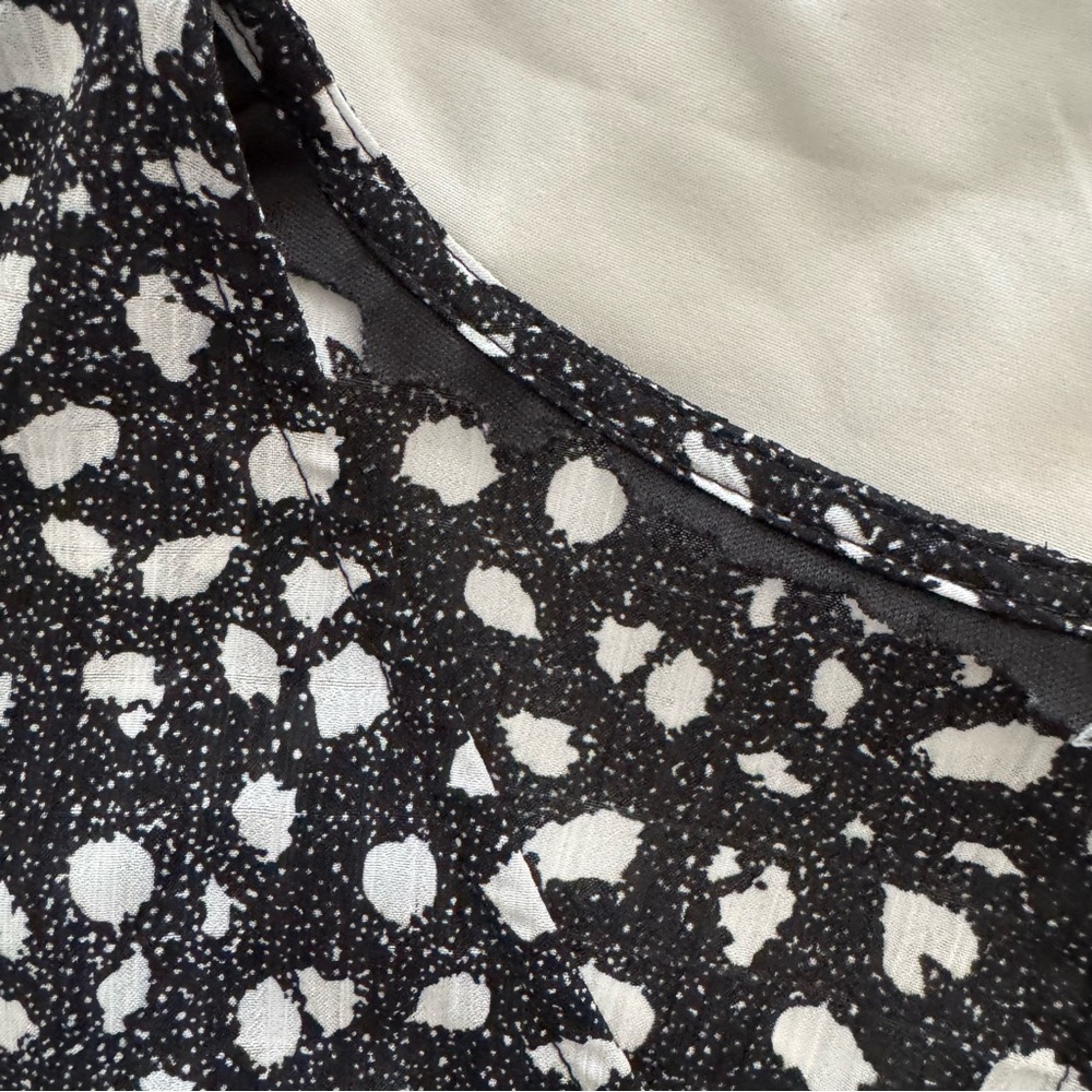 Black and white light weight v neck dress - Picture 14 of 14